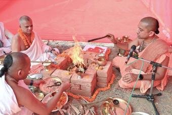 Bhoomi Pooja underway at the site of Akshaya Patra’s first kitchen at Patna in Bihar