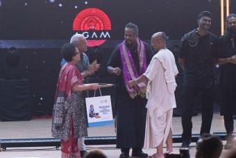 Shri Chanchalapathi Dasa felicitating Harish Shivaramakrishnan, Lead Vocalist of AKAM Band