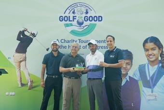 Mr. Shridhar Venkat, CEO of Akshaya Patra hands over the prize to one of the winners