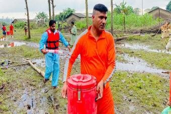 Akshaya Patra’s team members carrying the freshly cooked meals