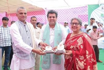 Shri Mukul Hasteer and Smt Reena Sharma being felicitated by Shri Bharatarshabha Dasa, Regional President- Delhi NCR, UP and Uttarakhand.