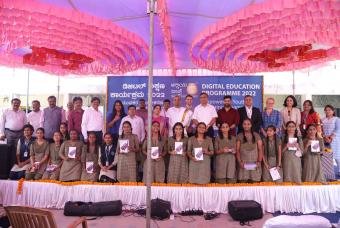 All the dignitaries strike a pose for the camera along with the Akshaya Patra’s team members