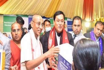 Shri Sarbananda Sonowal and Shri Chanchalapathi Dasa distribute Happiness Kits at the inauguration venue
