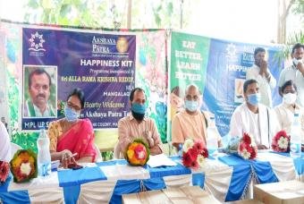 Dignitaries at the distribution drive