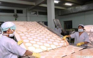 Serving-mid-day-meal-to-school-children-of-Assam